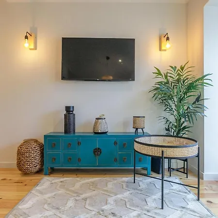 Lovelystay - Downtown With Pool, Ac And Balcony *