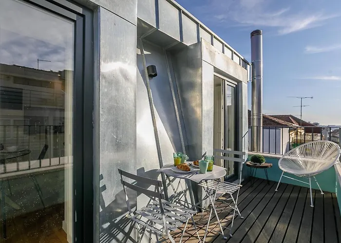 Апартаменты Lovelystay - Downtown With Pool, Ac And Balcony Порту