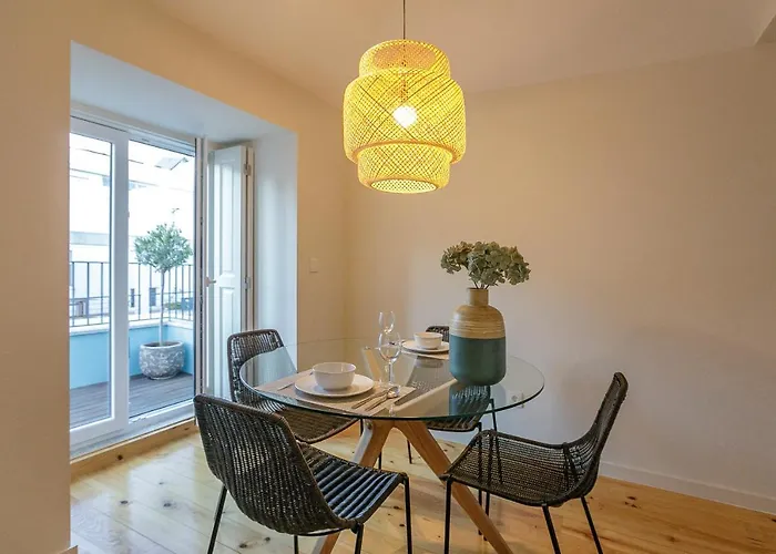 Апартаменты Lovelystay - Downtown With Pool, Ac And Balcony *