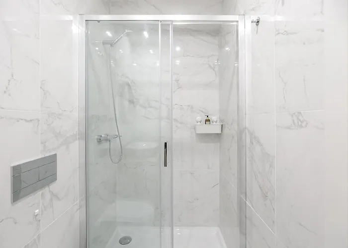 Апартаменты Lovelystay - Downtown With Pool, Ac And Balcony