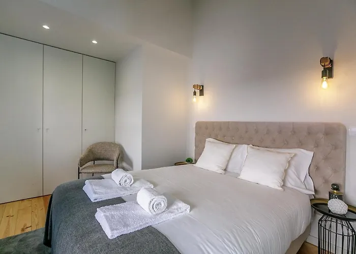 Lovelystay - Downtown With Pool, Ac And Balcony * Порту