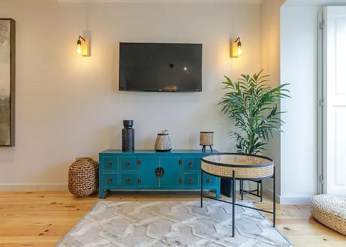 Lovelystay - Downtown With Pool, Ac And Balcony *