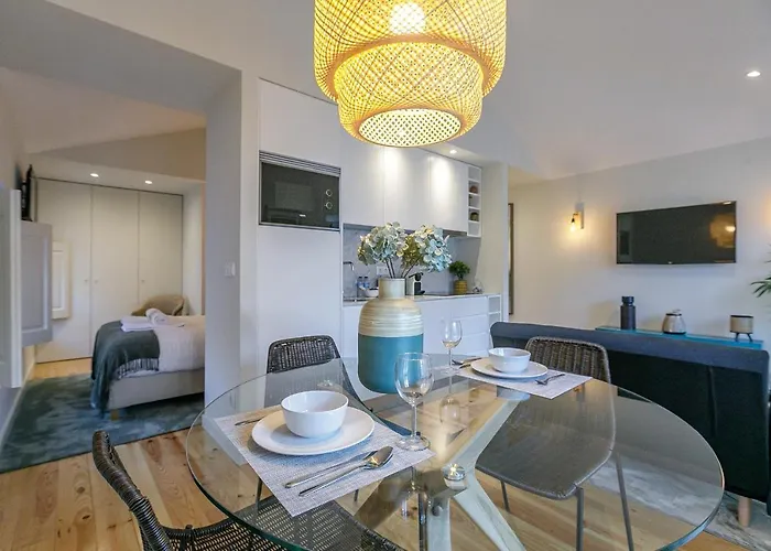 Lovelystay - Downtown With Pool, Ac And Balcony Апартаменты *