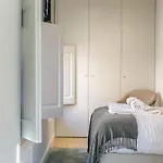 Lovelystay - Downtown With Pool, Ac And Balcony
