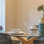 Lovelystay - Downtown With Pool, Ac And Balcony Lägenhet