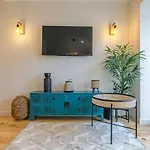 Lovelystay - Downtown With Pool, Ac And Balcony *