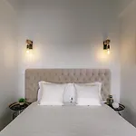 Διαμέρισμα Lovelystay - Downtown With Pool, Ac And Balcony