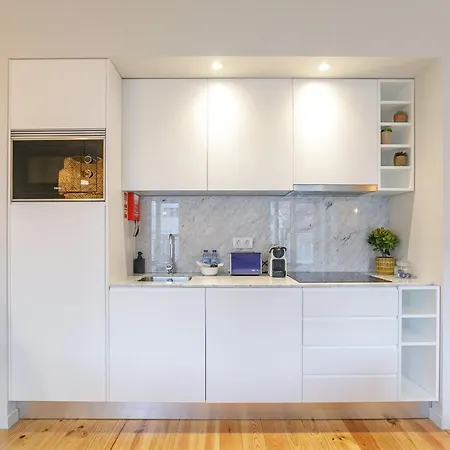 Lovelystay - Downtown With Pool, Ac And Balcony Apartment