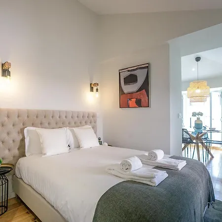 Lovelystay - Downtown With Pool, Ac And Balcony Apartment *
