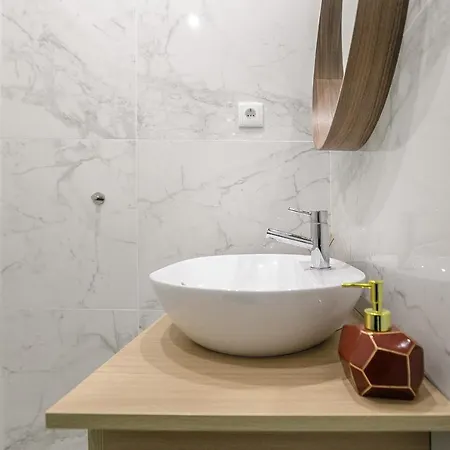 Apartment Lovelystay - Downtown With Pool, Ac And Balcony Porto
