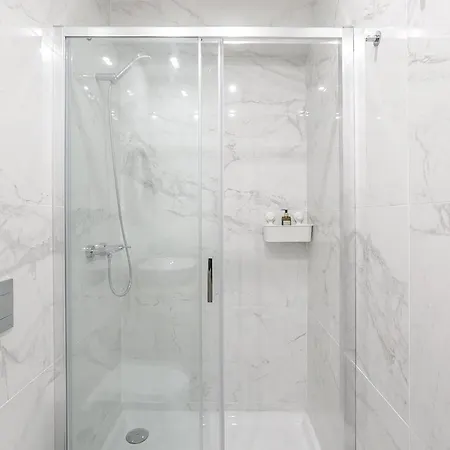 公寓 Lovelystay - Downtown With Pool, Ac And Balcony