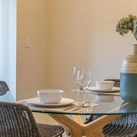 Lovelystay - Downtown With Pool, Ac And Balcony Apartment