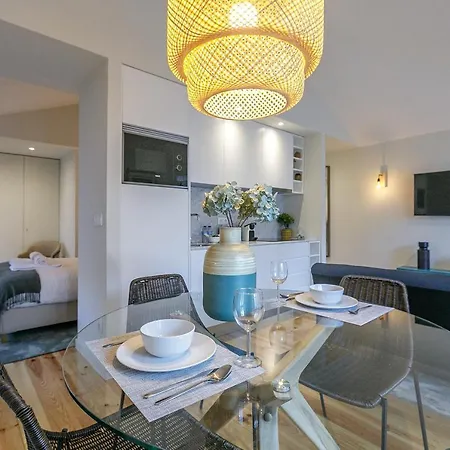 Lovelystay - Downtown With Pool, Ac And Balcony Apartment *