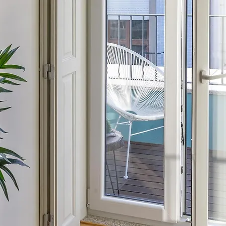 Lovelystay - Downtown With Pool, Ac And Balcony * Porto