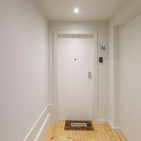 Apartment Lovelystay - Downtown With Pool, Ac And Balcony *