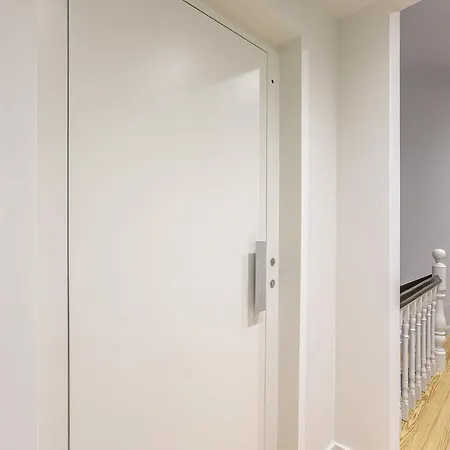 Lovelystay - Downtown With Pool, Ac And Balcony Apartment