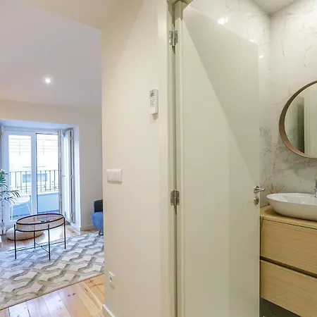 Lovelystay - Downtown With Pool, Ac And Balcony Apartment Porto