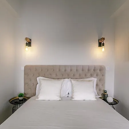 Apartment Lovelystay - Downtown With Pool, Ac And Balcony
