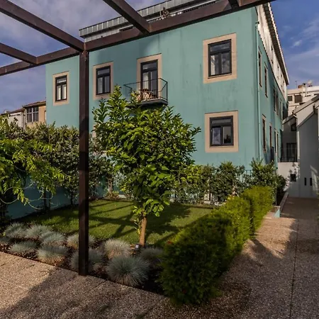 Lovelystay - Downtown With Pool, Ac And Balcony Apartment *