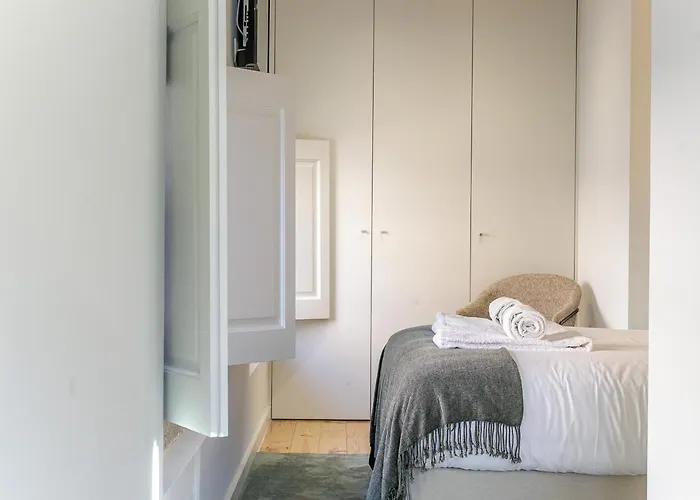 Lovelystay - Downtown With Pool, Ac And Balcony