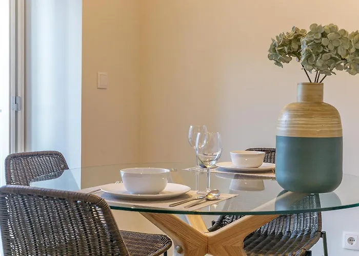 Lovelystay - Downtown With Pool, Ac And Balcony شقة