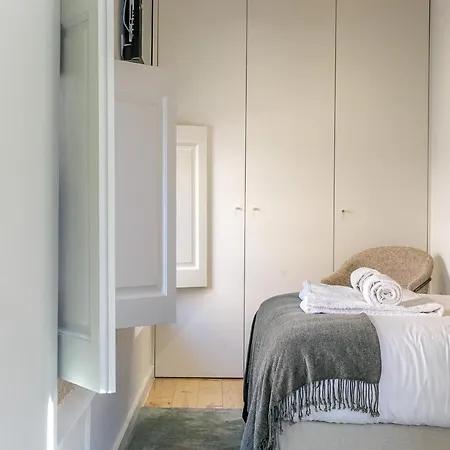 Lovelystay - Downtown With Pool, Ac And Balcony