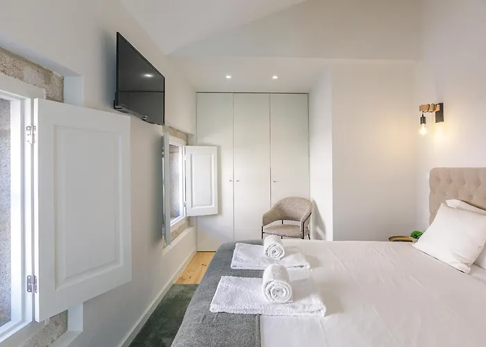 Lovelystay - Downtown With Pool, Ac And Balcony *